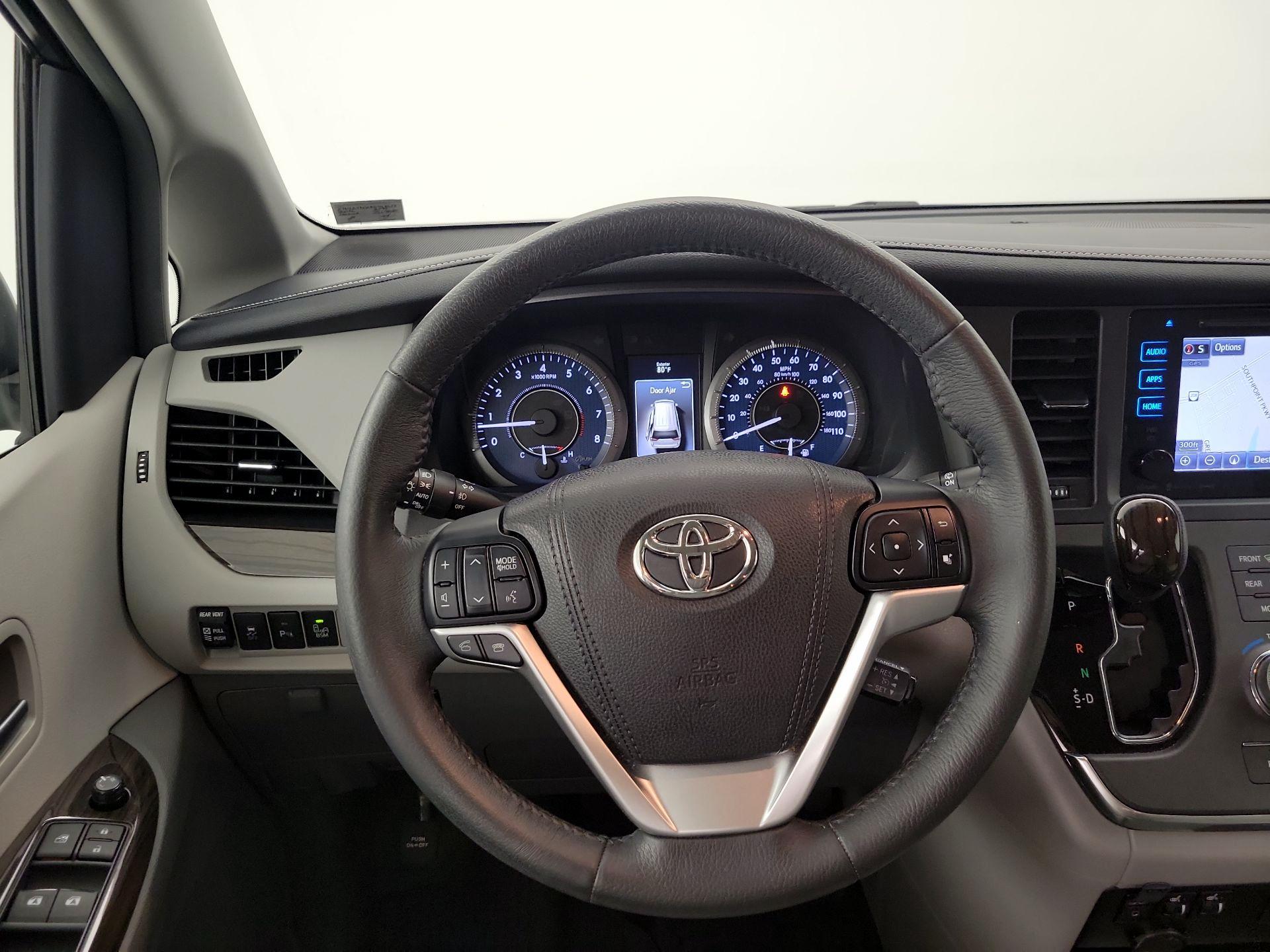 Thumbnail: 2017 Toyota Sienna - 10