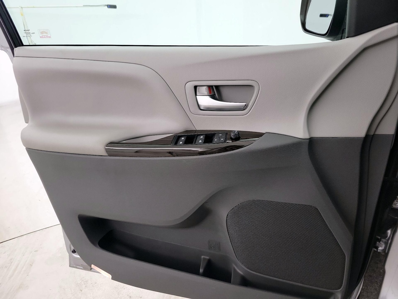 2017 Toyota Sienna XLE - Photo 13