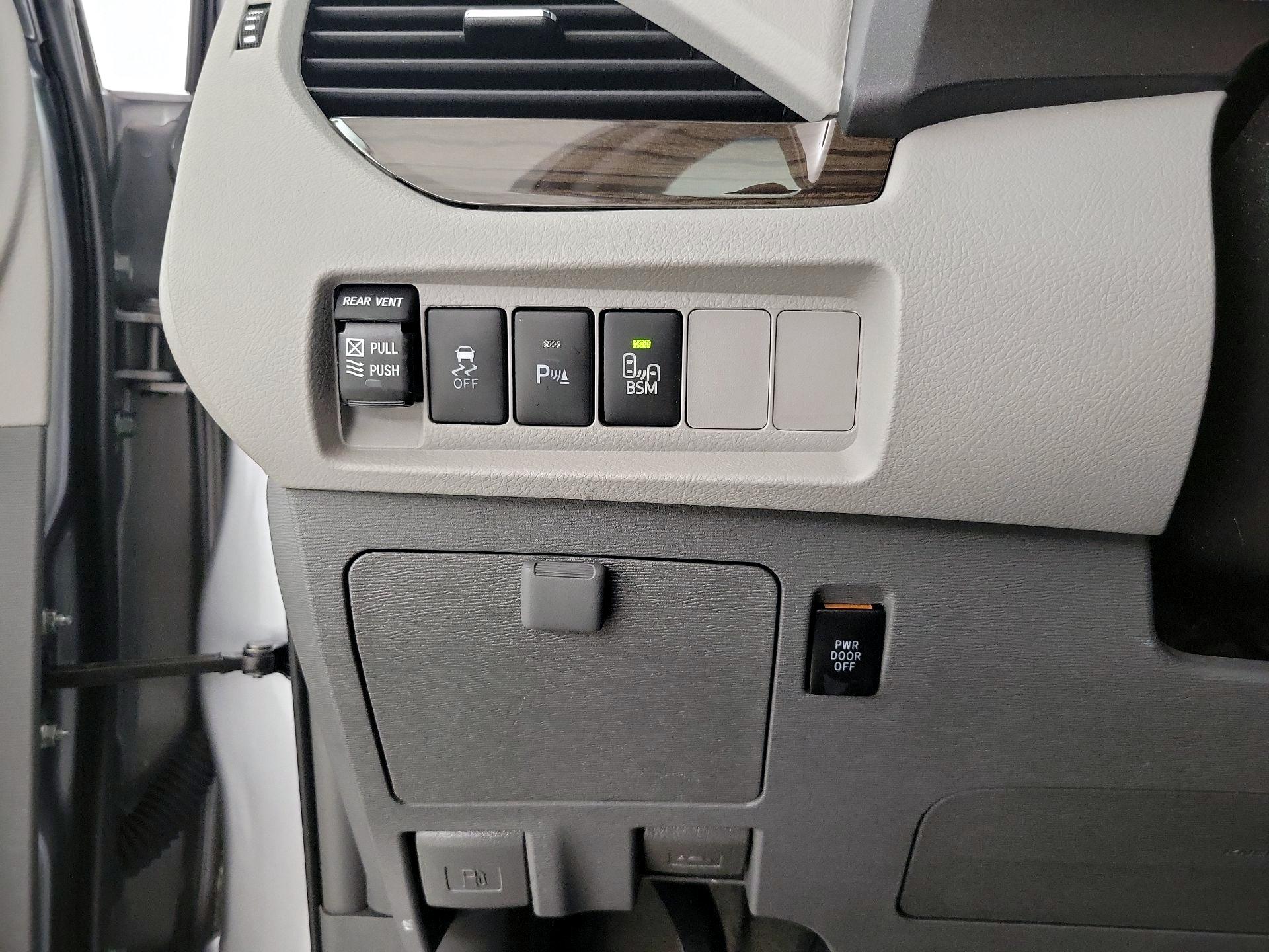 Thumbnail: 2017 Toyota Sienna - 13