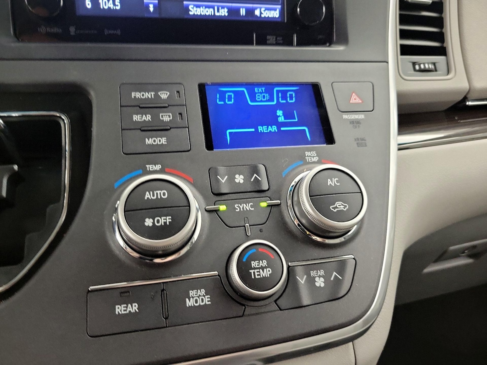 2017 Toyota Sienna XLE - Photo 18