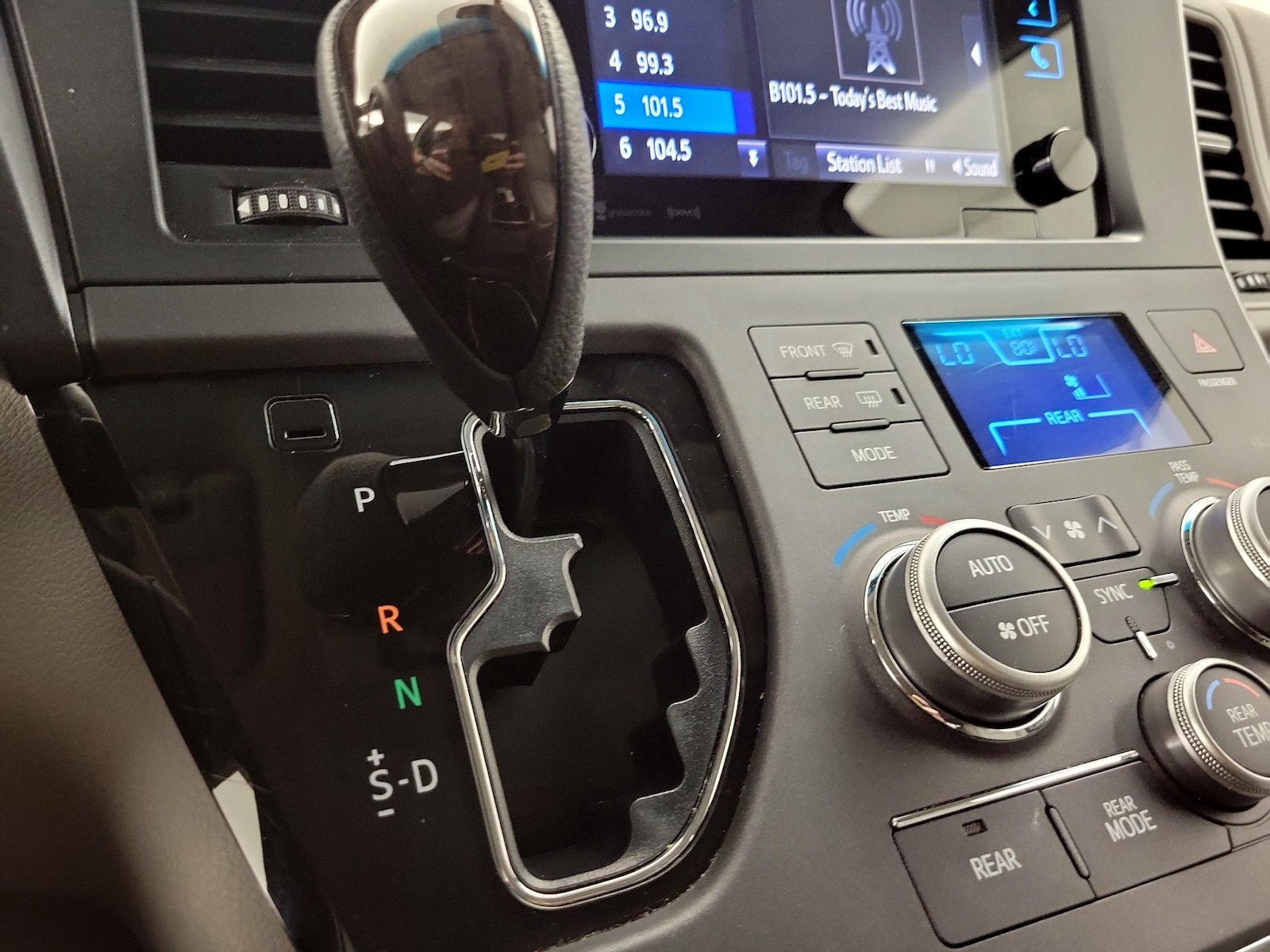 2017 Toyota Sienna XLE - Photo 19