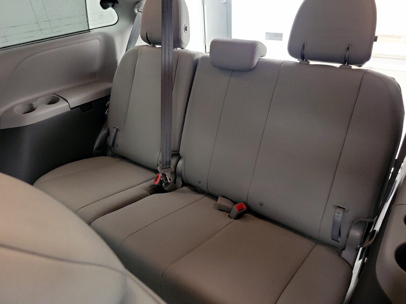 2017 Toyota Sienna XLE - Photo 23