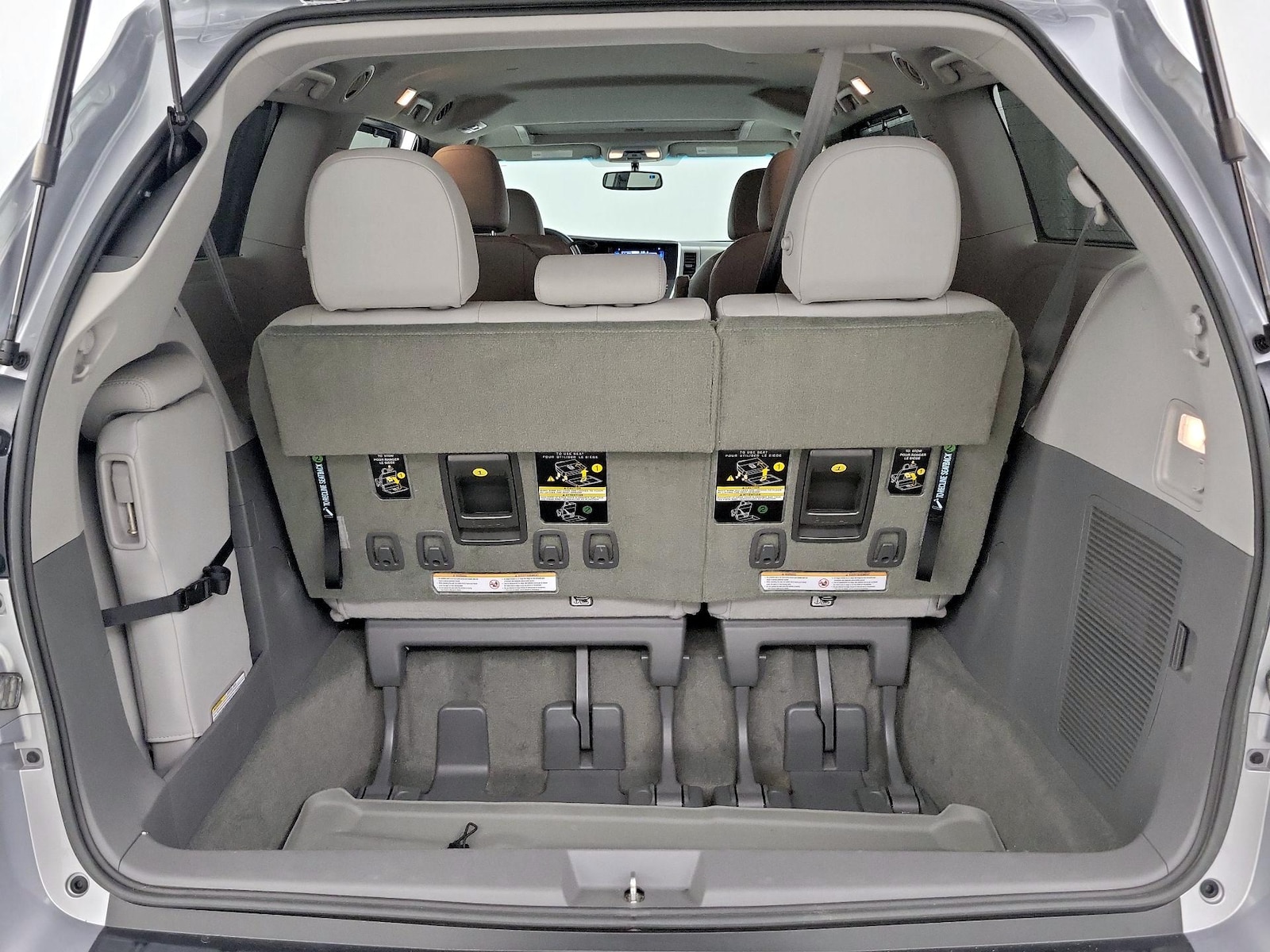 2017 Toyota Sienna XLE - Photo 24
