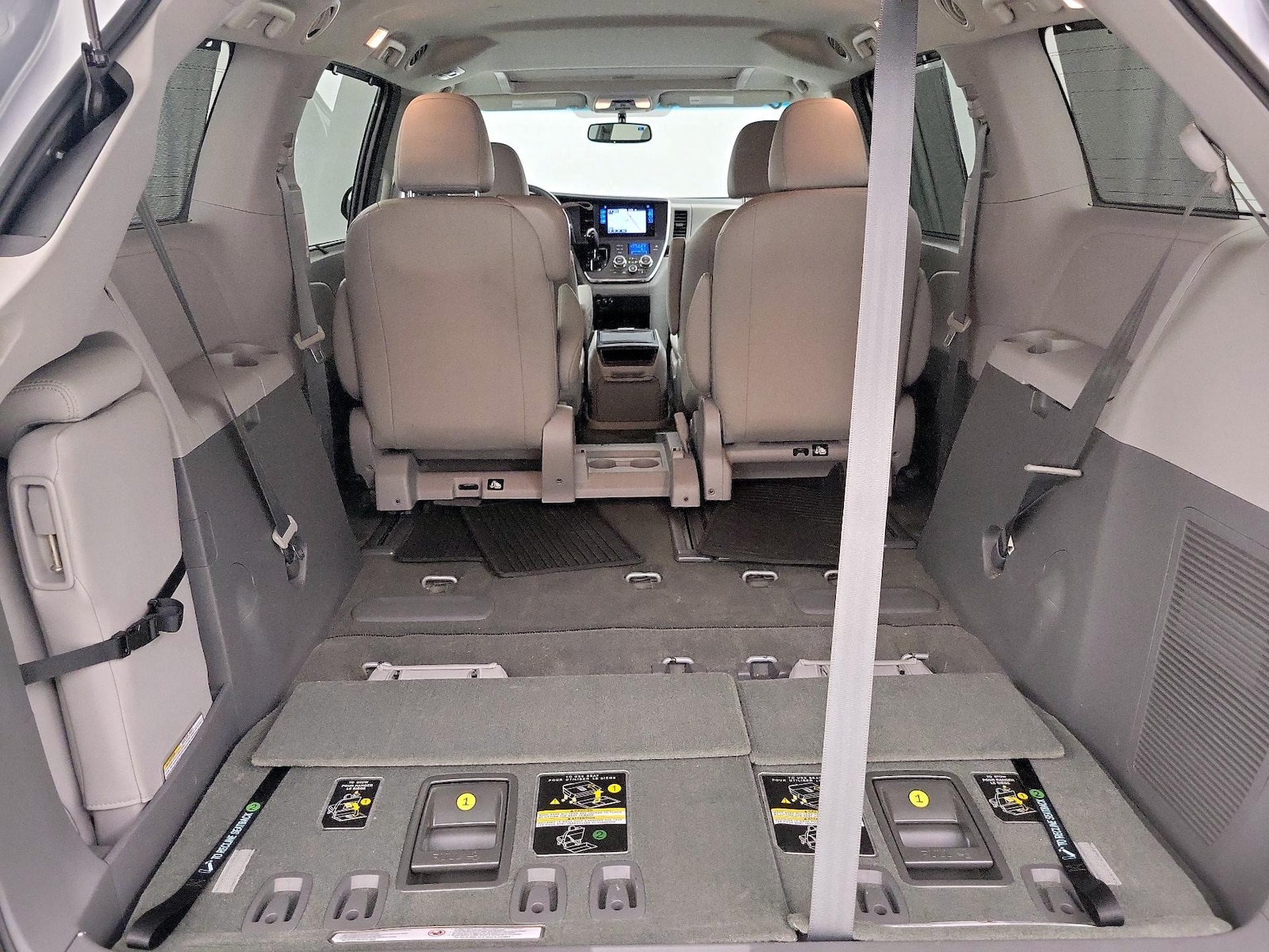 2017 Toyota Sienna XLE - Photo 25
