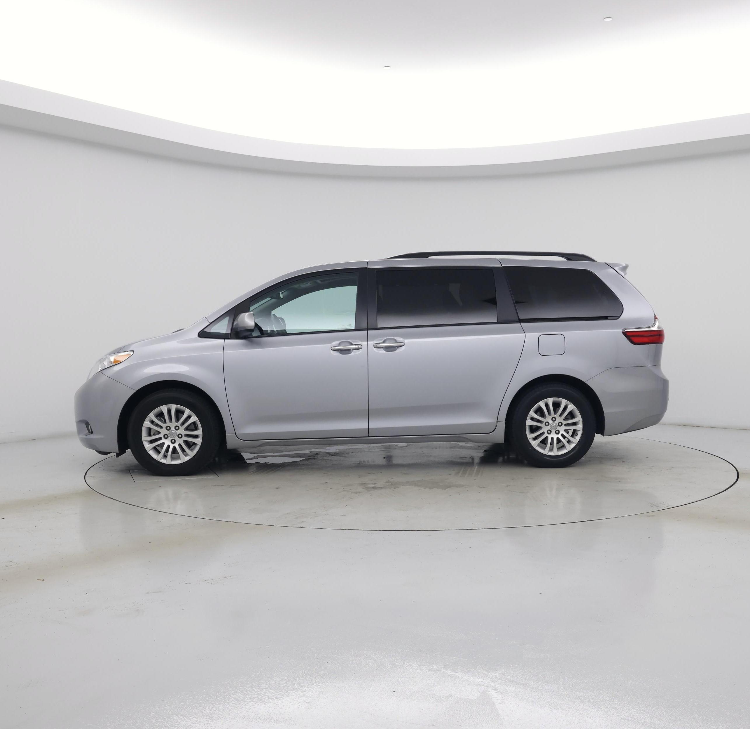 Thumbnail: 2017 Toyota Sienna - 3