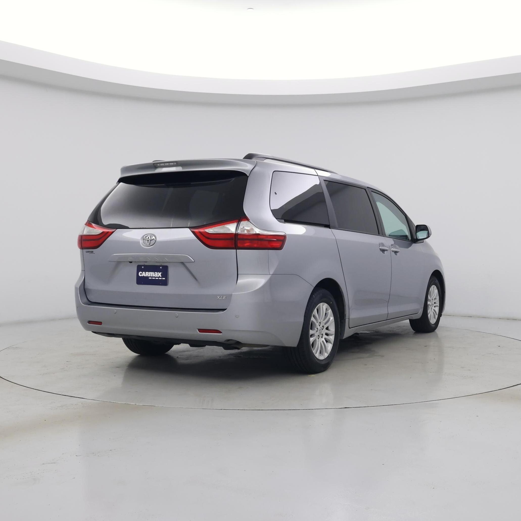 Thumbnail: 2017 Toyota Sienna - 8