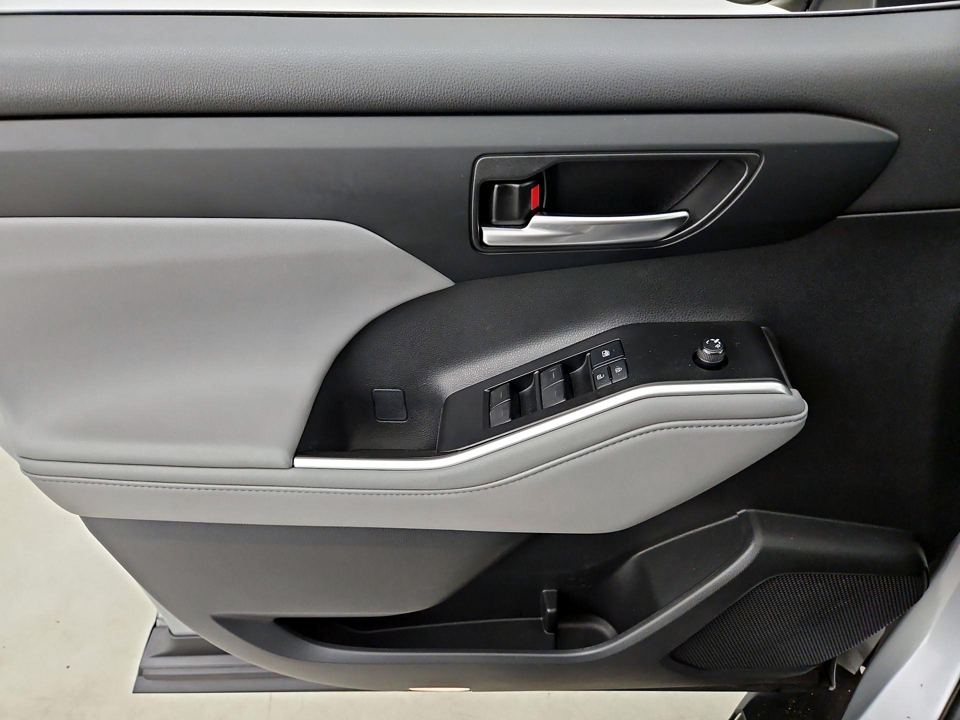 Thumbnail: 2022 Toyota Highlander - 12