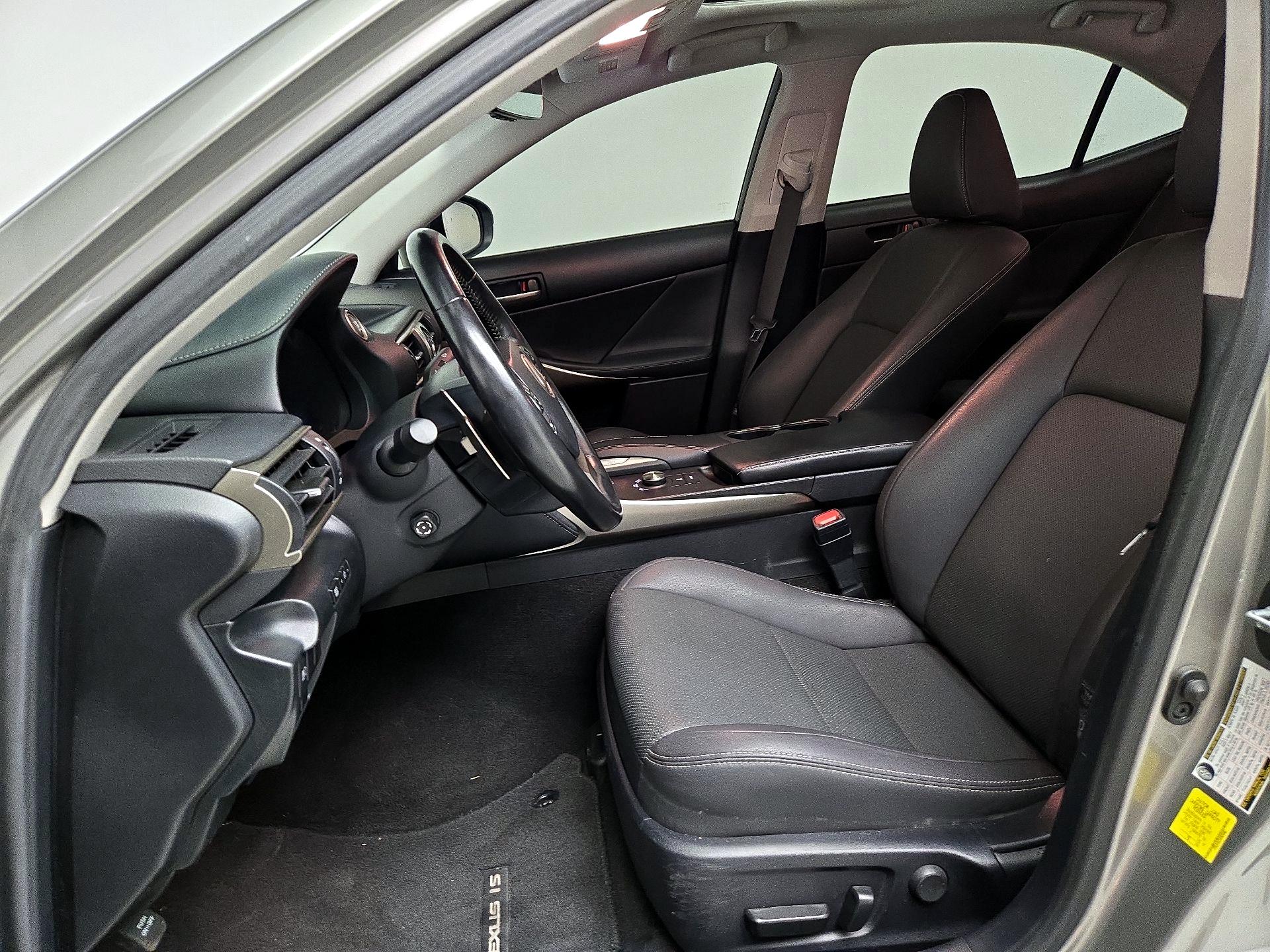Thumbnail: 2019 Lexus IS - 11