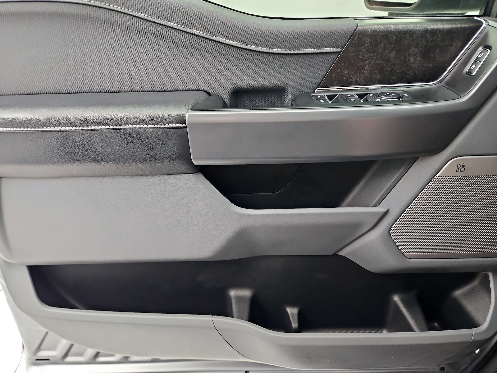 2025 Ford F-150 Lightning Flash - Photo 13