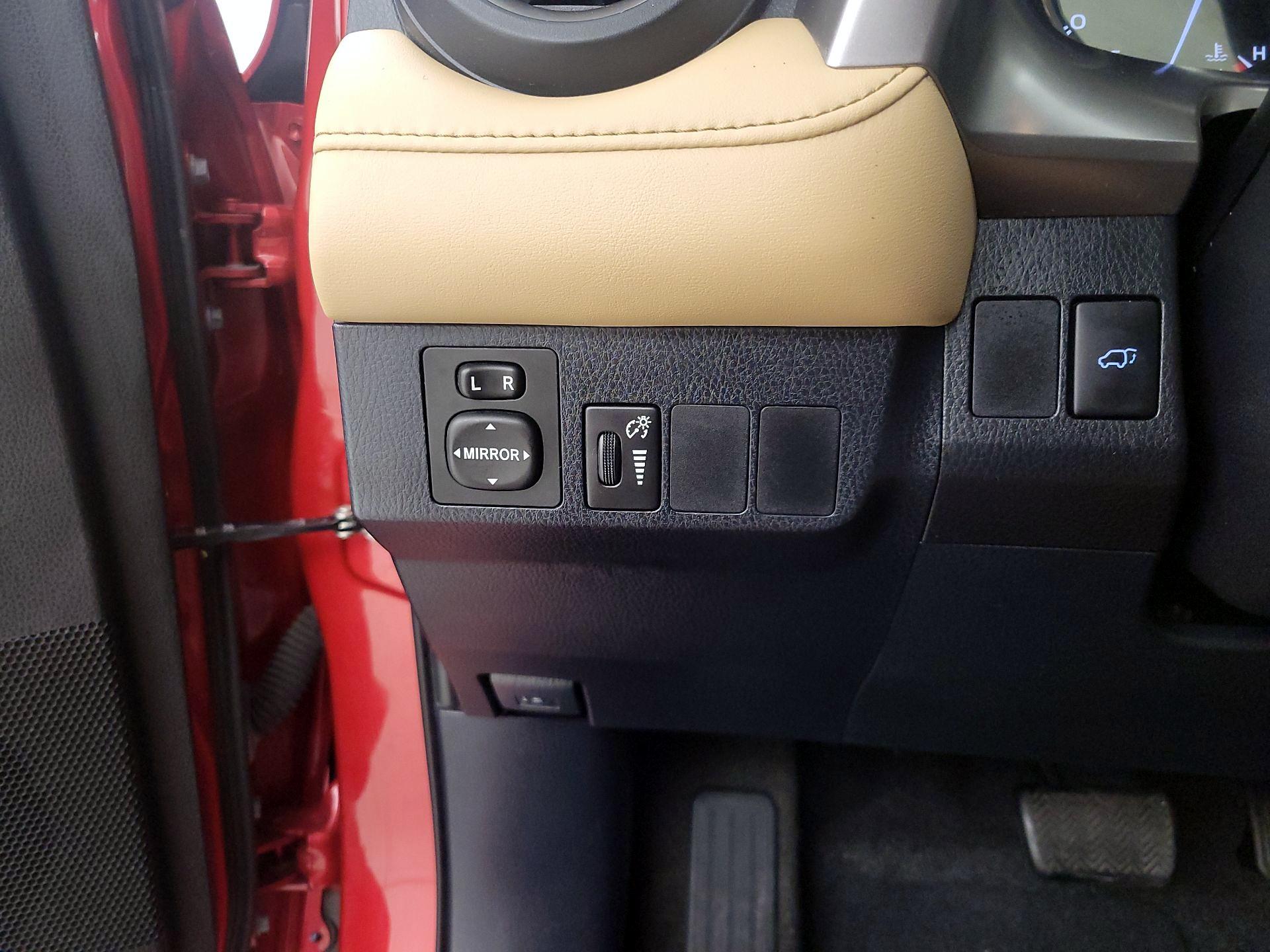 Thumbnail: 2016 Toyota RAV4 - 13