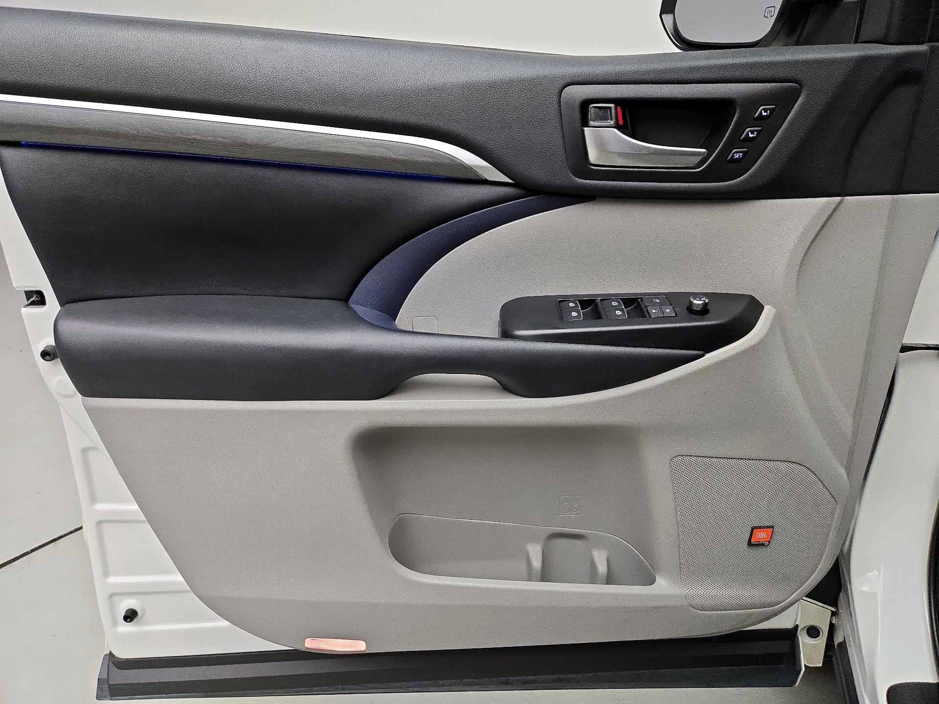 Thumbnail: 2019 Toyota Highlander - 12