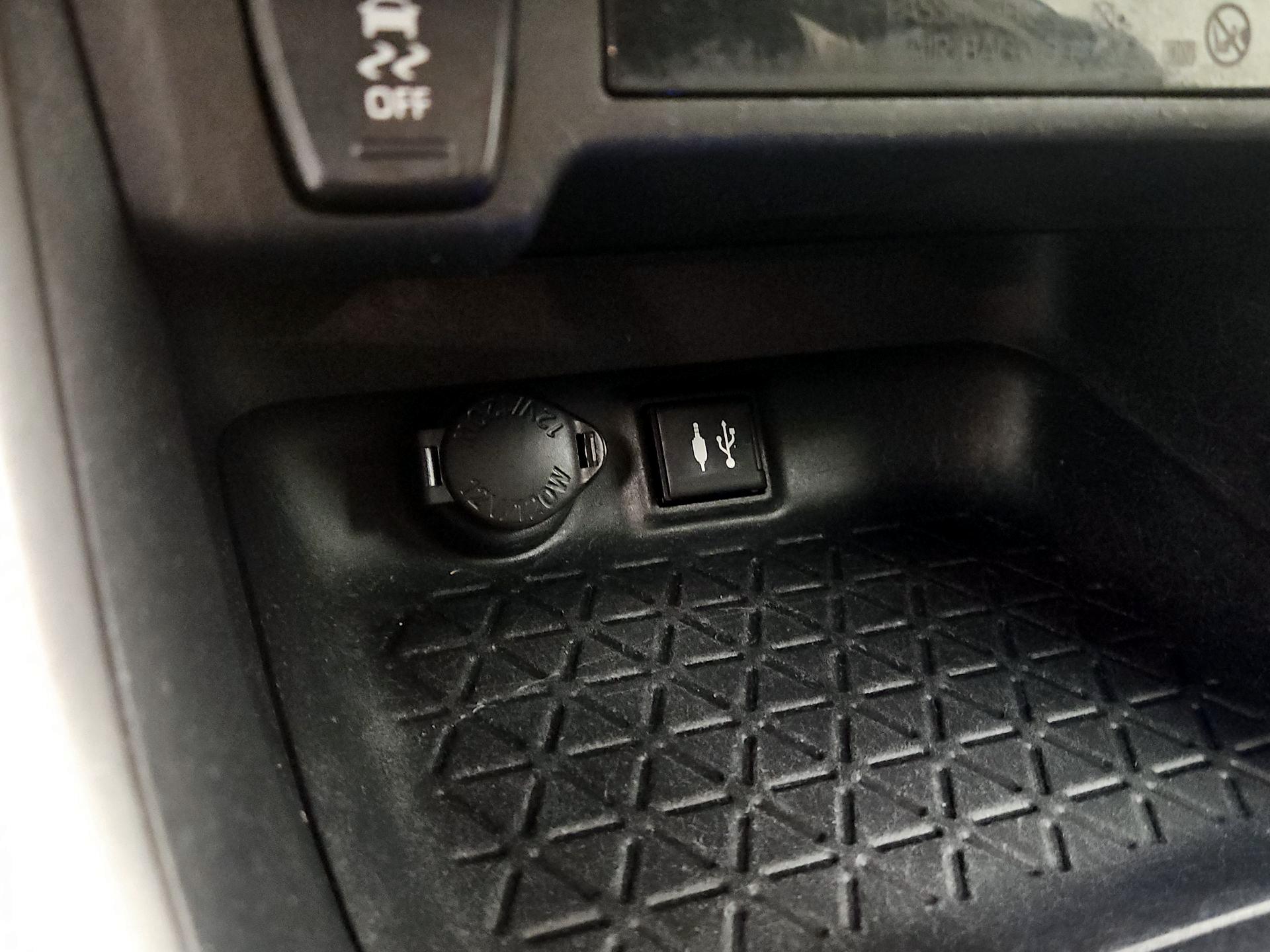 Thumbnail: 2019 Toyota RAV4 - 18