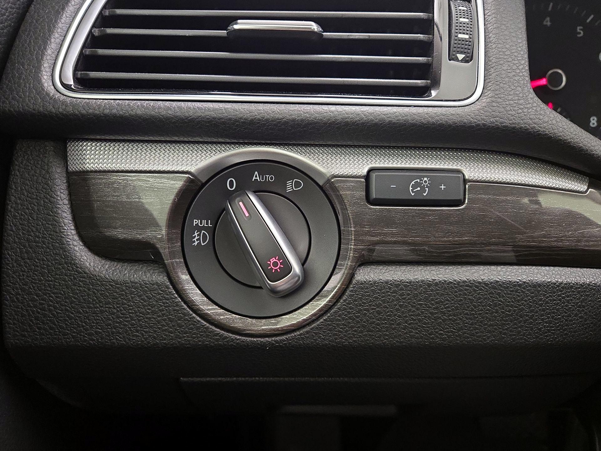 Thumbnail: 2016 Volkswagen Passat - 13
