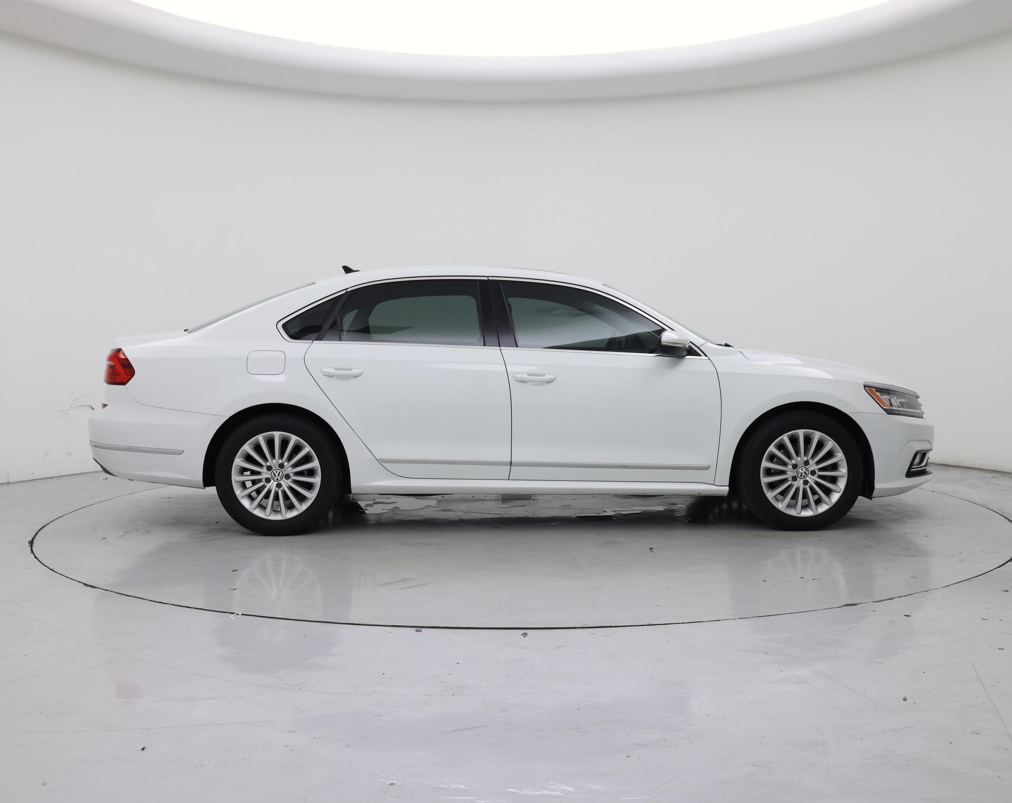 Thumbnail: 2016 Volkswagen Passat - 7