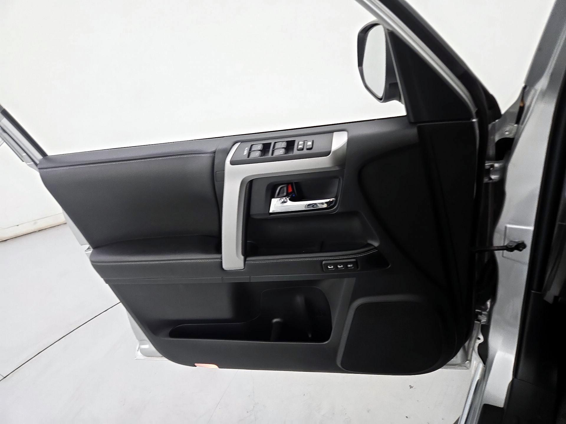 Thumbnail: 2016 Toyota 4Runner - 12