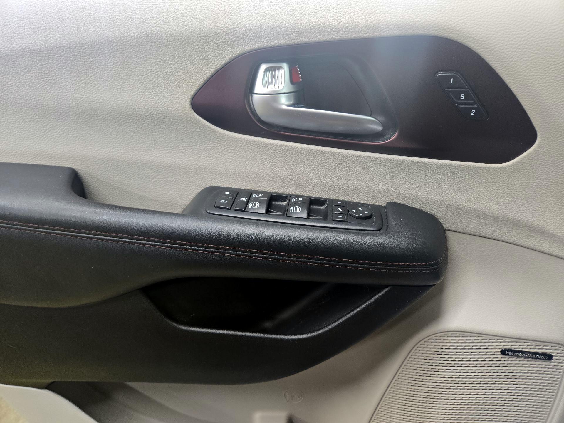 Thumbnail: 2017 Chrysler Pacifica - 12