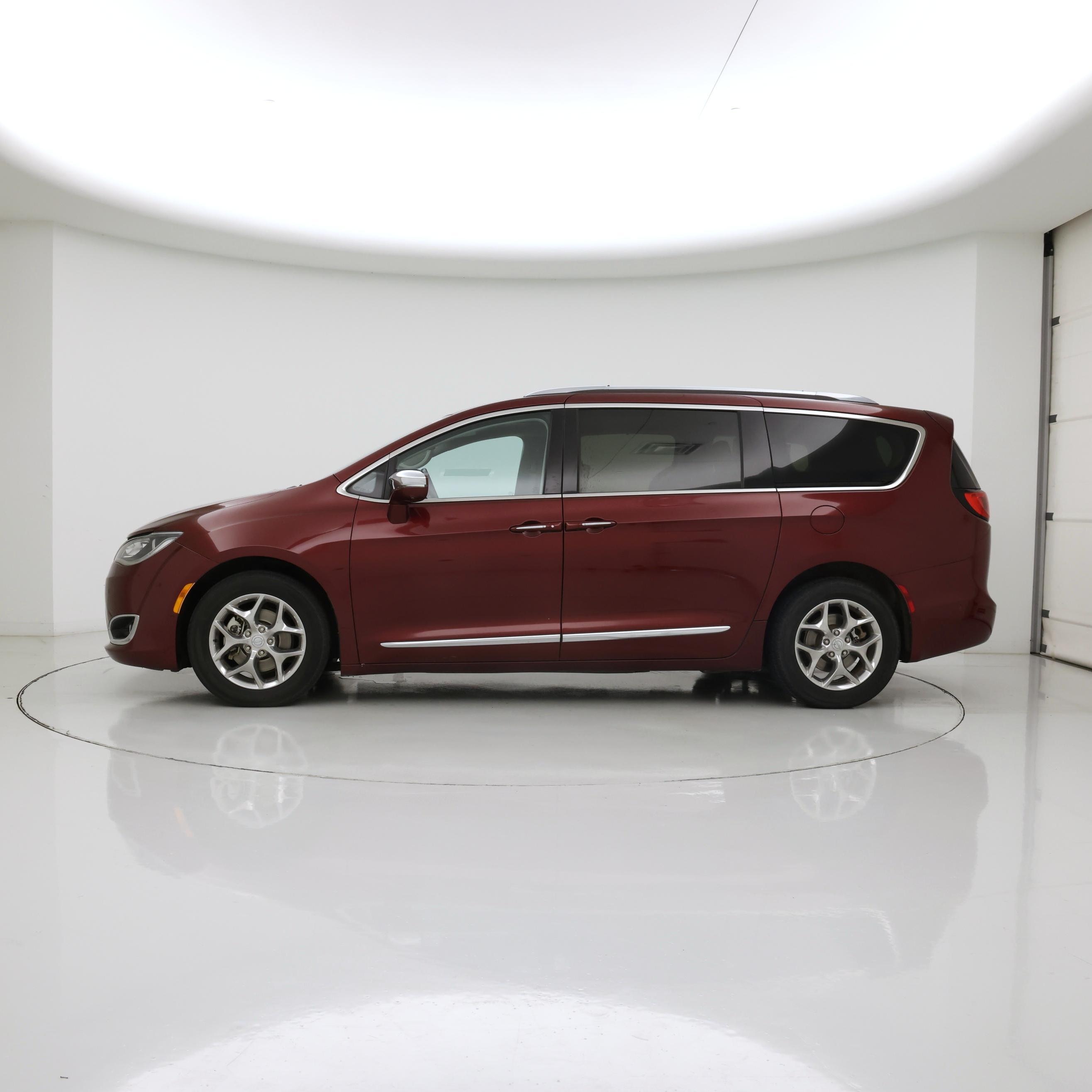 Thumbnail: 2017 Chrysler Pacifica - 3