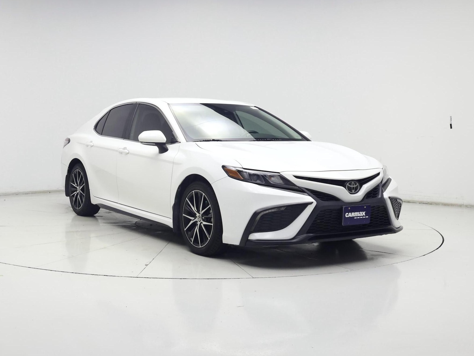 2023 Toyota Camry SE - Photo 2