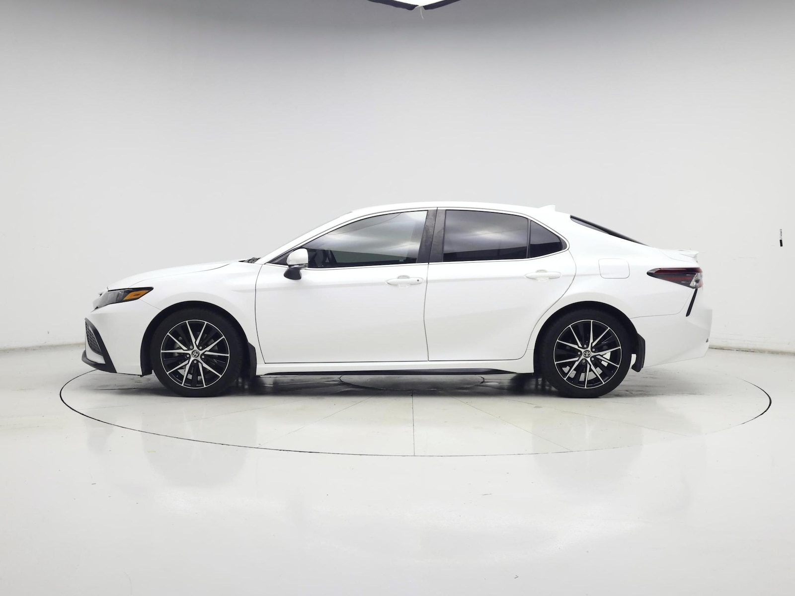 2023 Toyota Camry SE - Photo 4