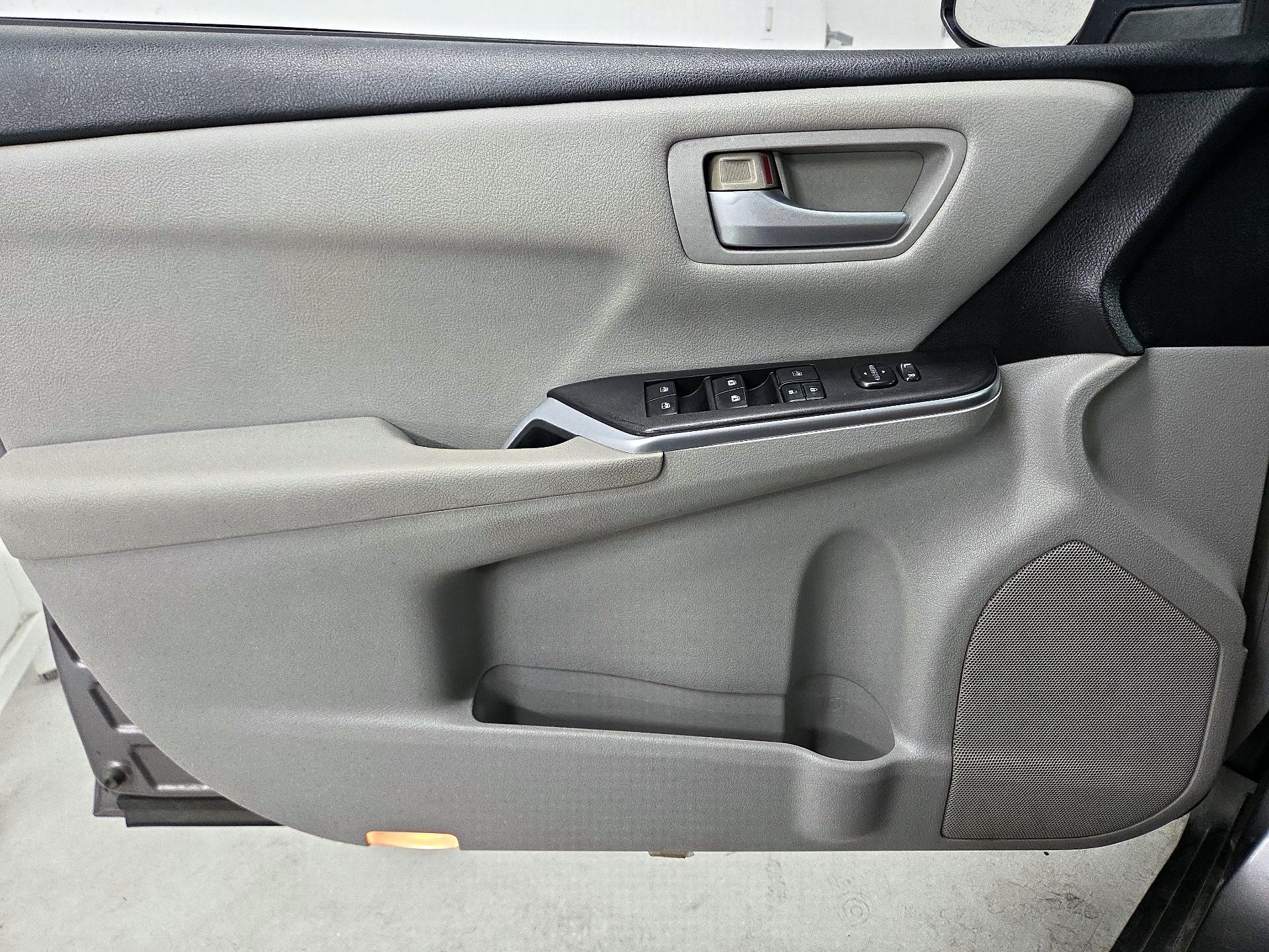 Thumbnail: 2016 Toyota Camry - 10