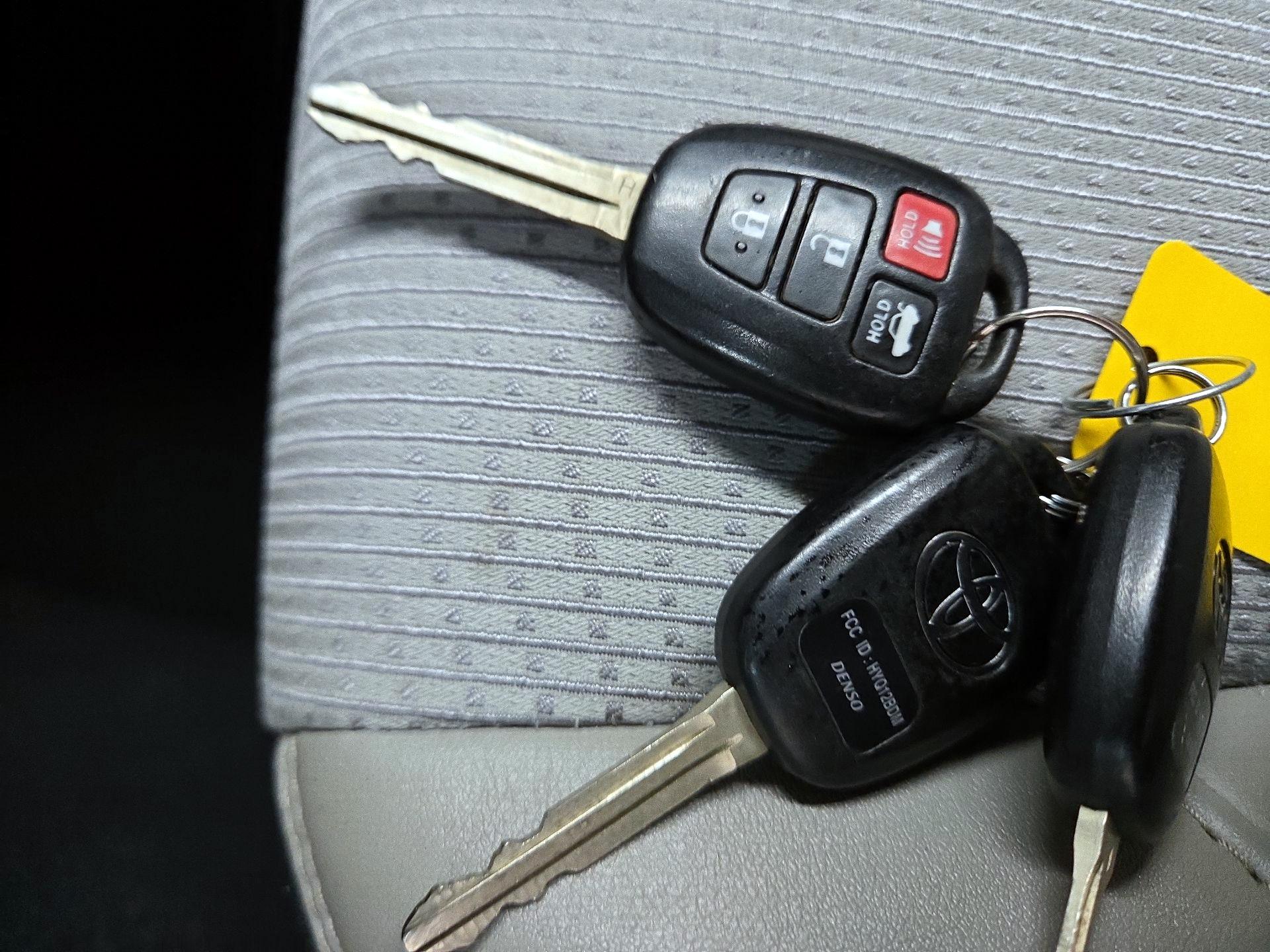 Thumbnail: 2016 Toyota Camry - 16