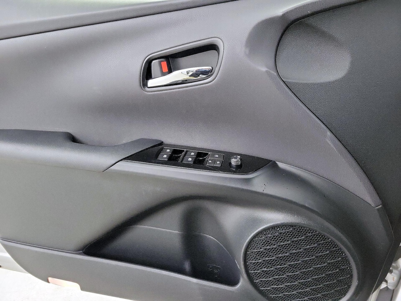 2018 Toyota Prius Three - Photo 13