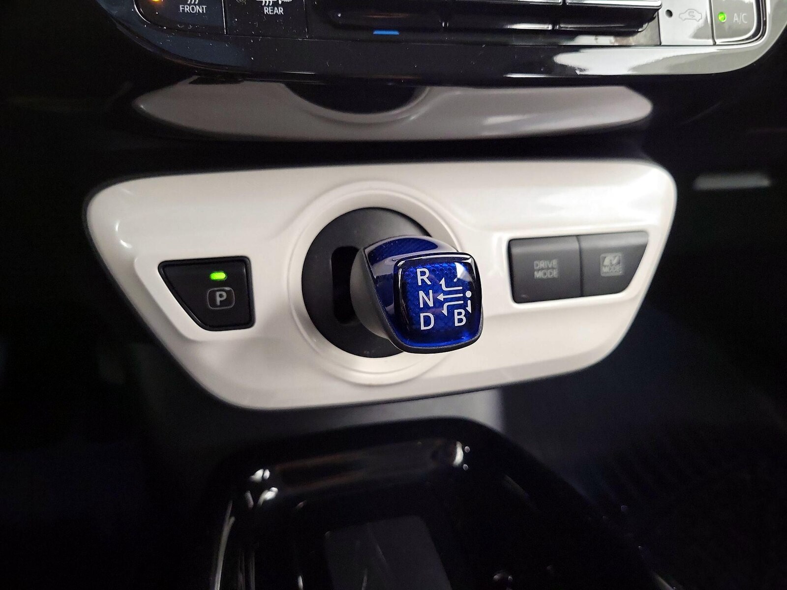 2018 Toyota Prius Three - Photo 19