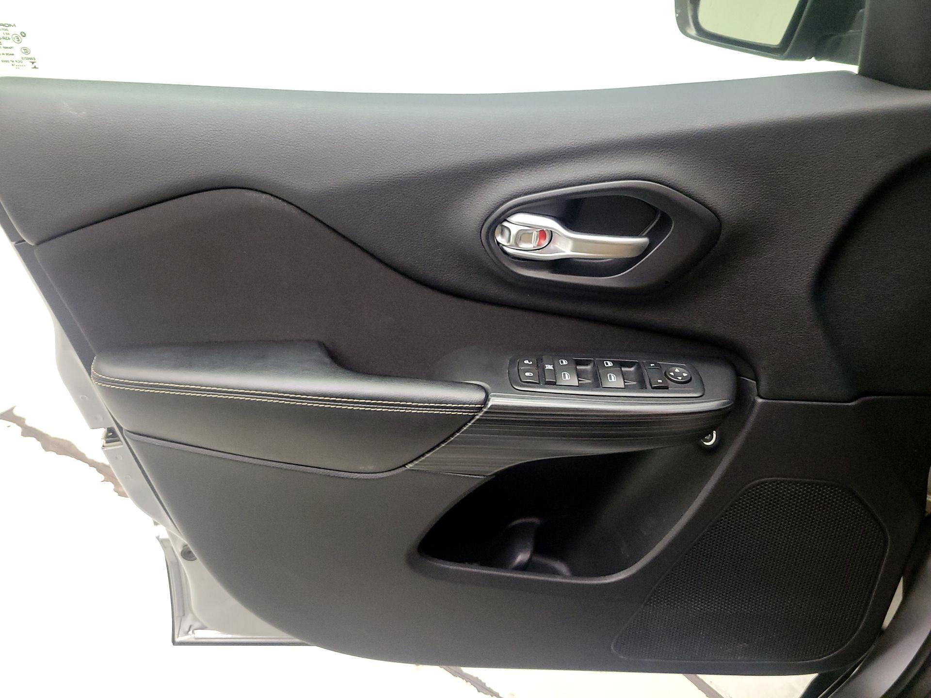 Thumbnail: 2016 Jeep Cherokee - 12