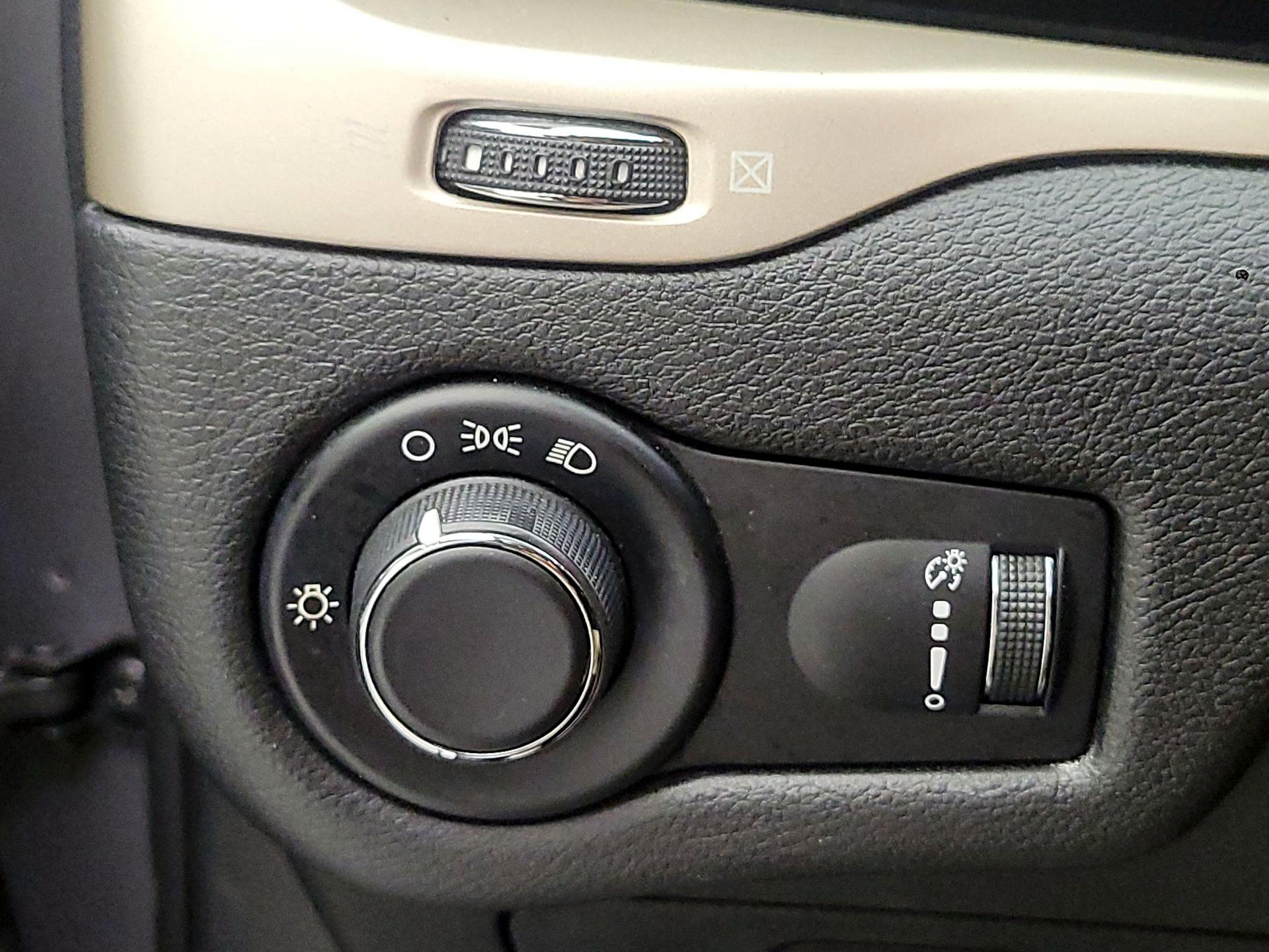 Thumbnail: 2016 Jeep Cherokee - 13