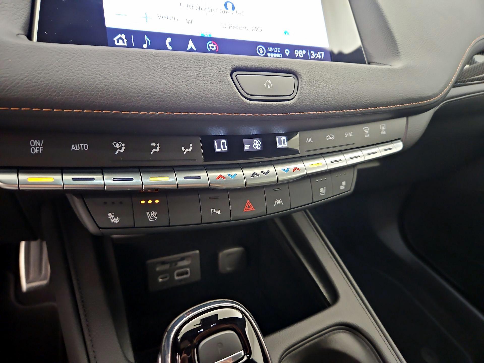 Thumbnail: 2023 Cadillac XT4 - 17