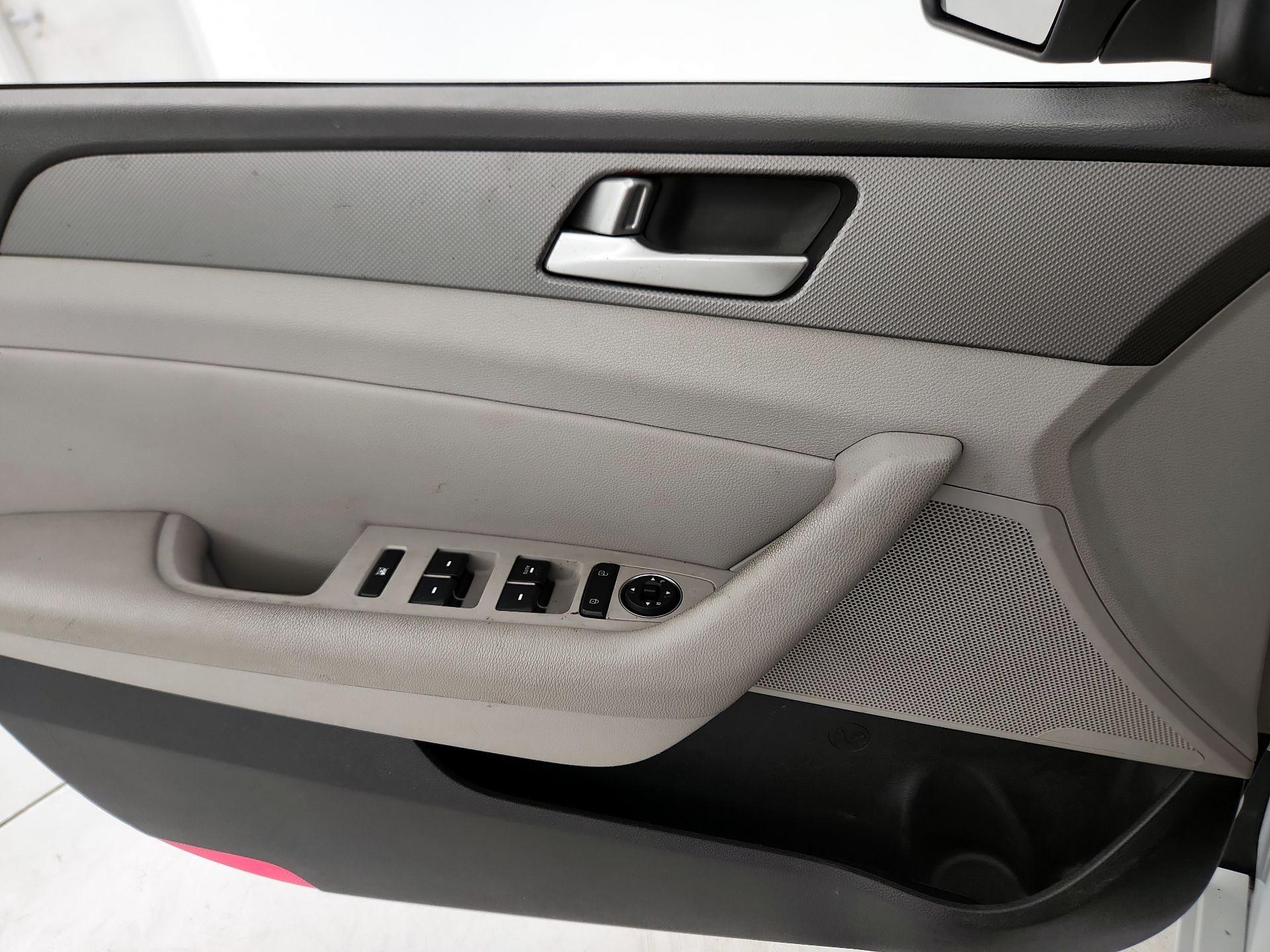 Thumbnail: 2015 Hyundai Sonata - 12