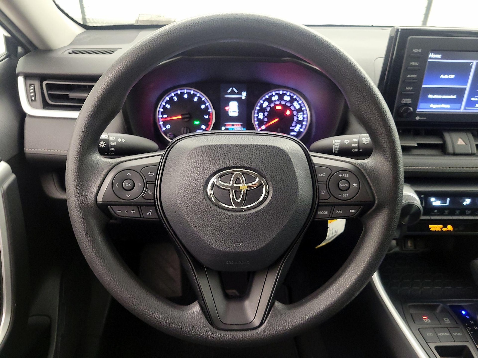 2020 Toyota RAV4 LE - Photo 11