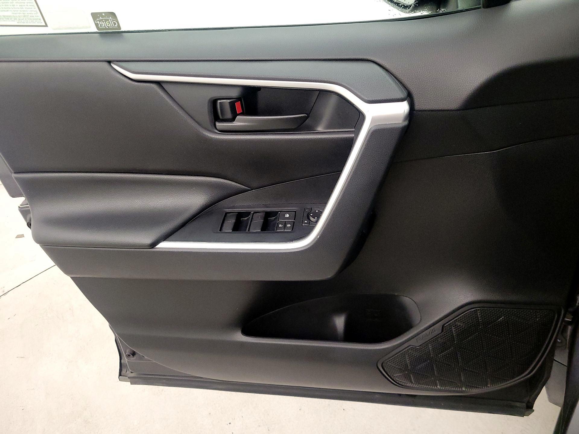 Thumbnail: 2020 Toyota RAV4 - 12