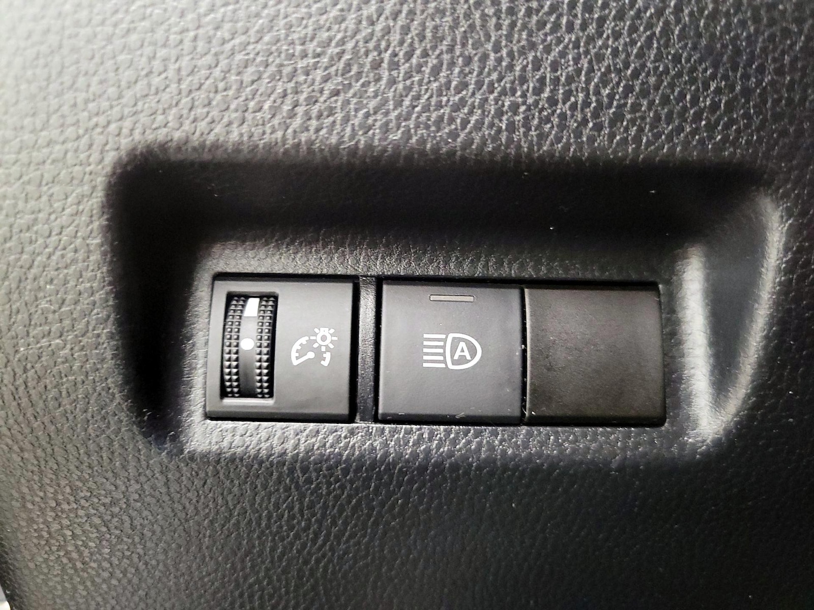 2020 Toyota RAV4 LE - Photo 14