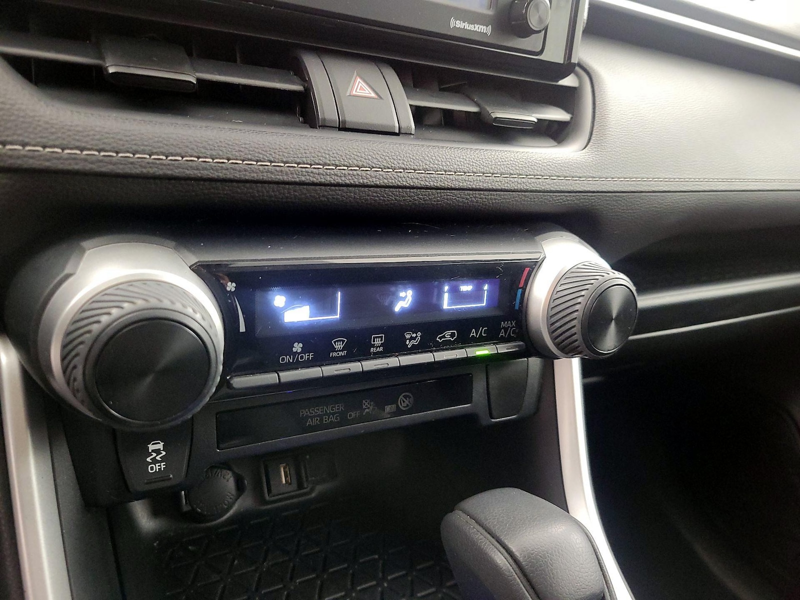 2020 Toyota RAV4 LE - Photo 17