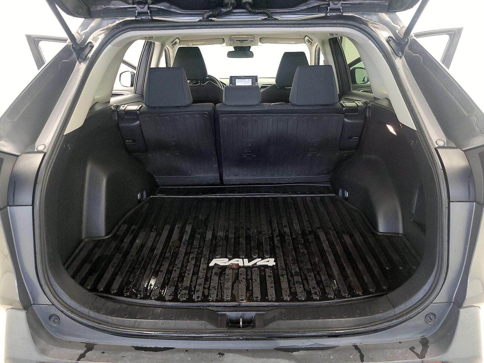 2020 Toyota RAV4 LE - Photo 21