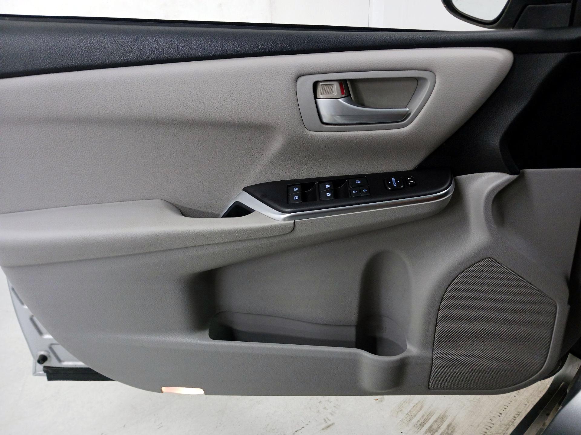Thumbnail: 2015 Toyota Camry - 12