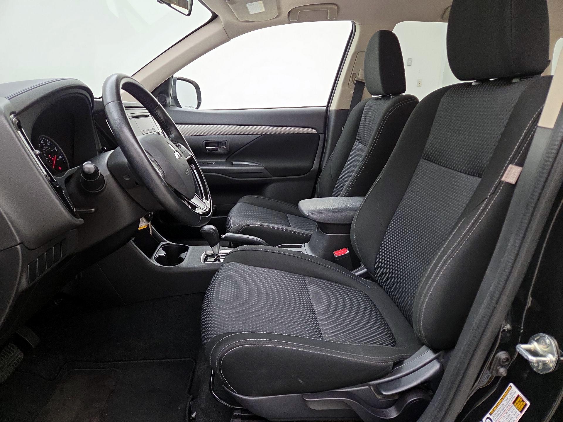 Thumbnail: 2016 Mitsubishi Outlander - 11
