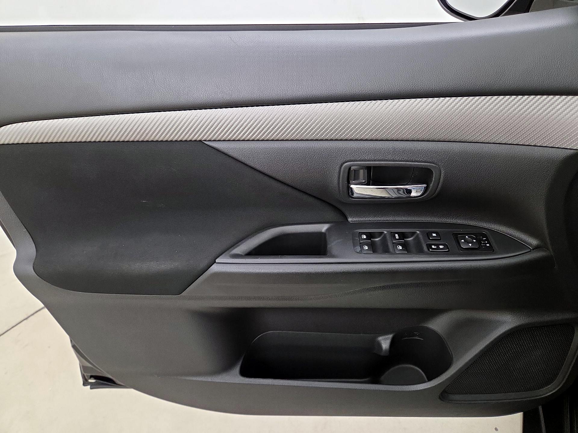 Thumbnail: 2016 Mitsubishi Outlander - 12