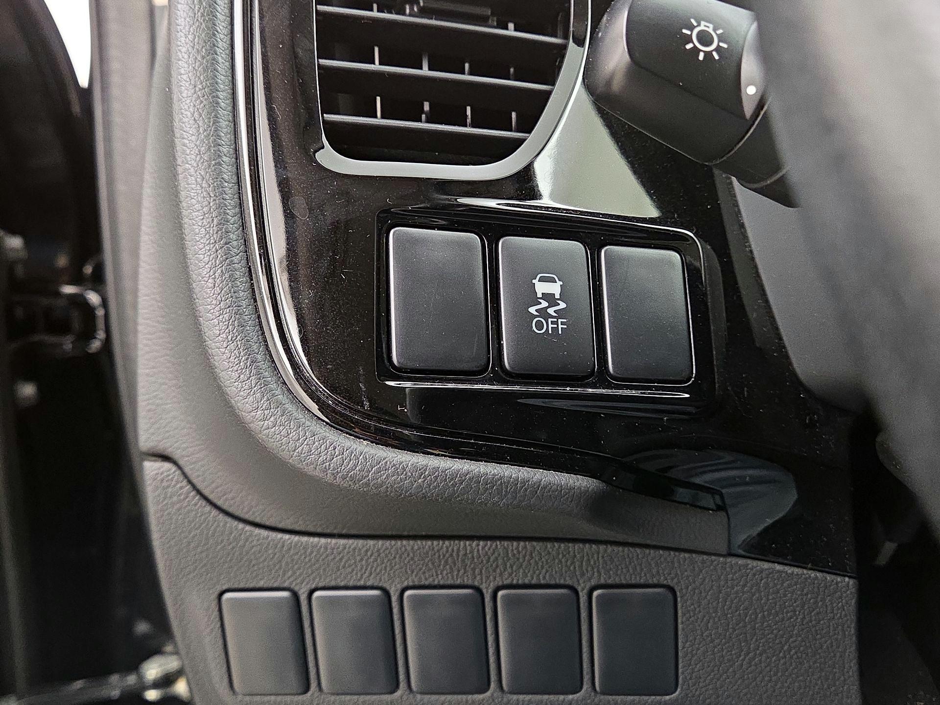 Thumbnail: 2016 Mitsubishi Outlander - 13