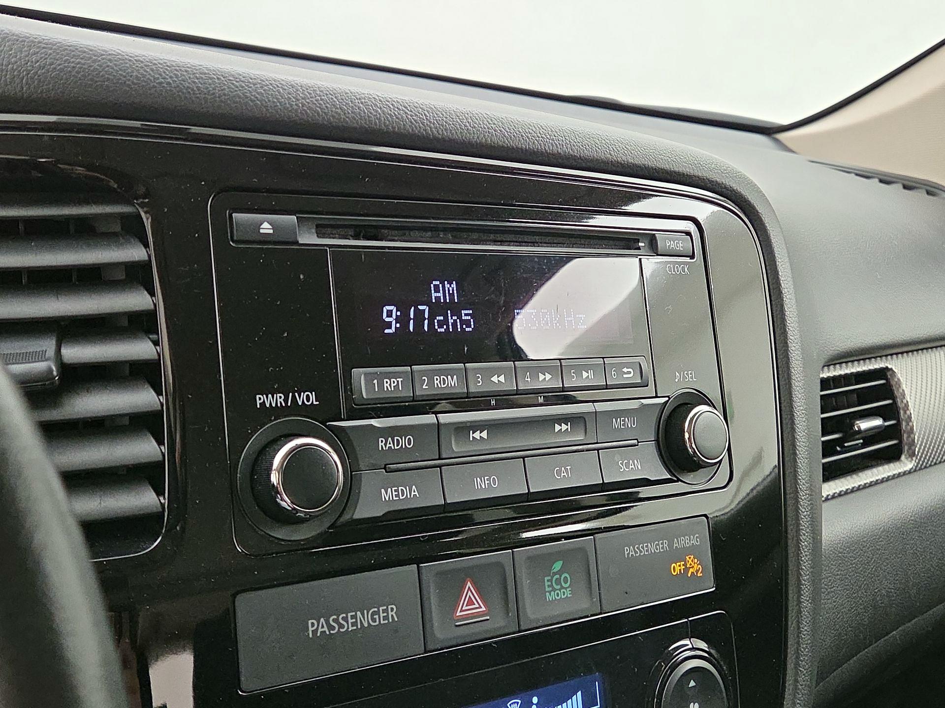 Thumbnail: 2016 Mitsubishi Outlander - 14