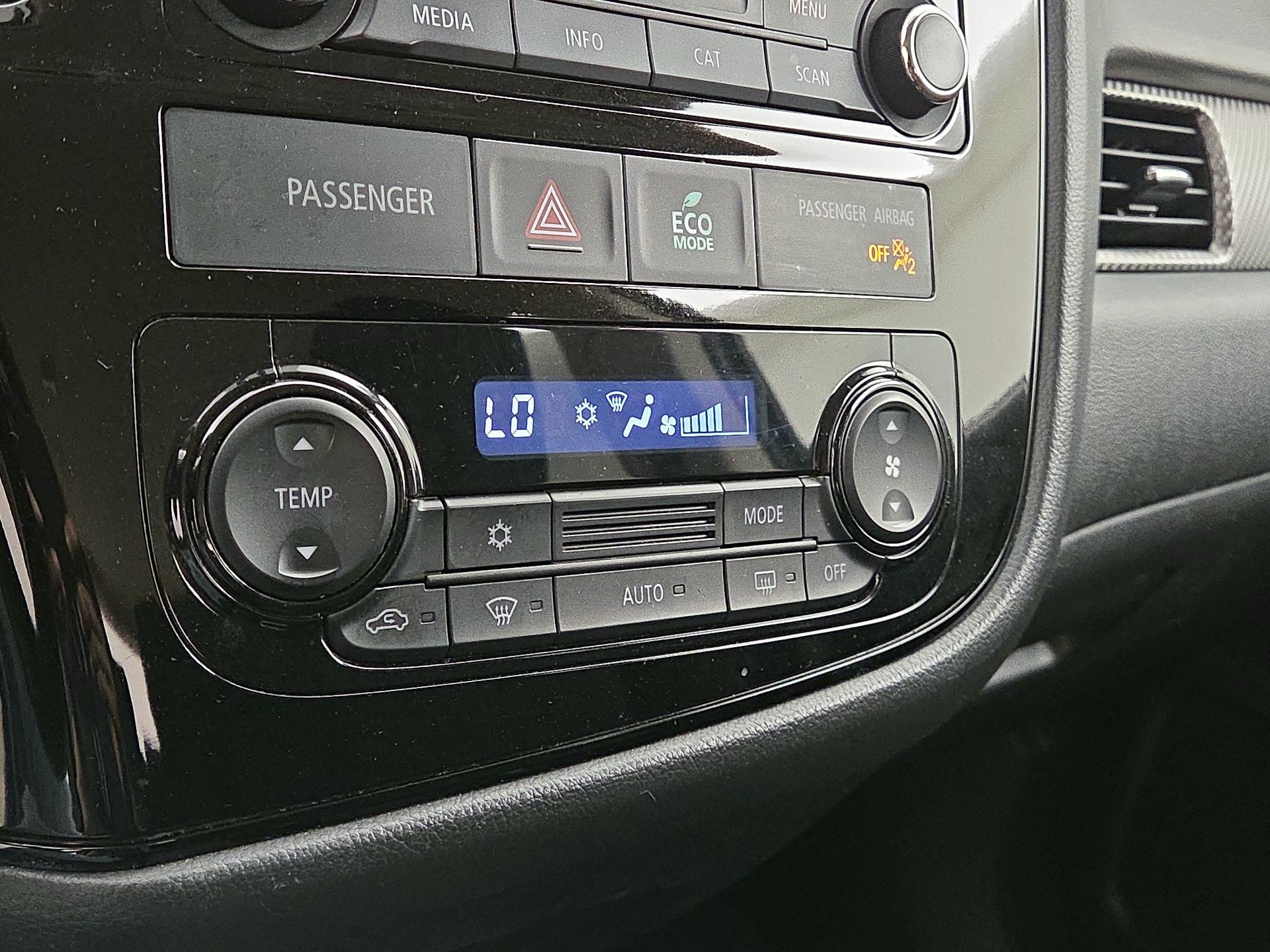 Thumbnail: 2016 Mitsubishi Outlander - 15