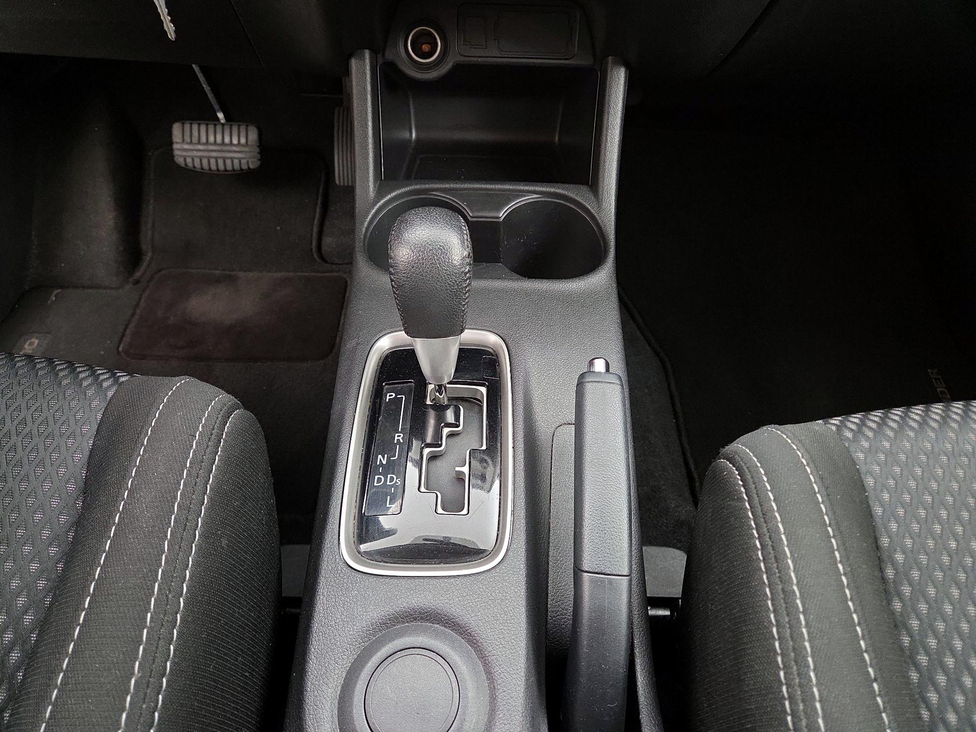 Thumbnail: 2016 Mitsubishi Outlander - 16