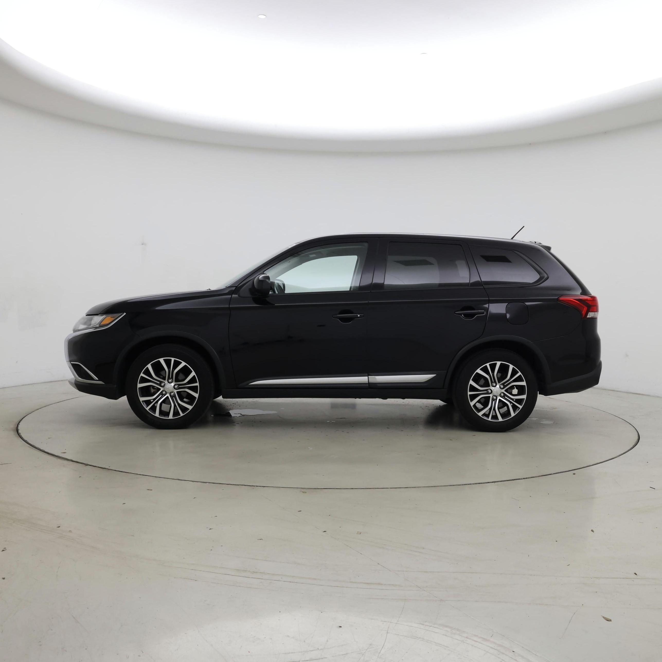 Thumbnail: 2016 Mitsubishi Outlander - 3