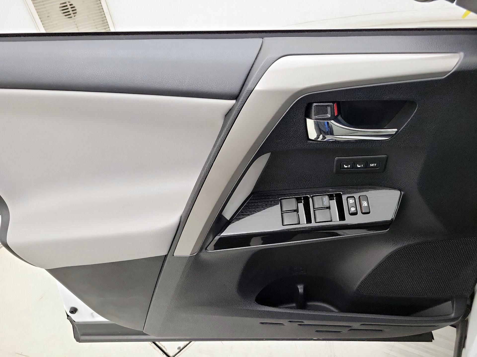 Thumbnail: 2018 Toyota RAV4 - 12