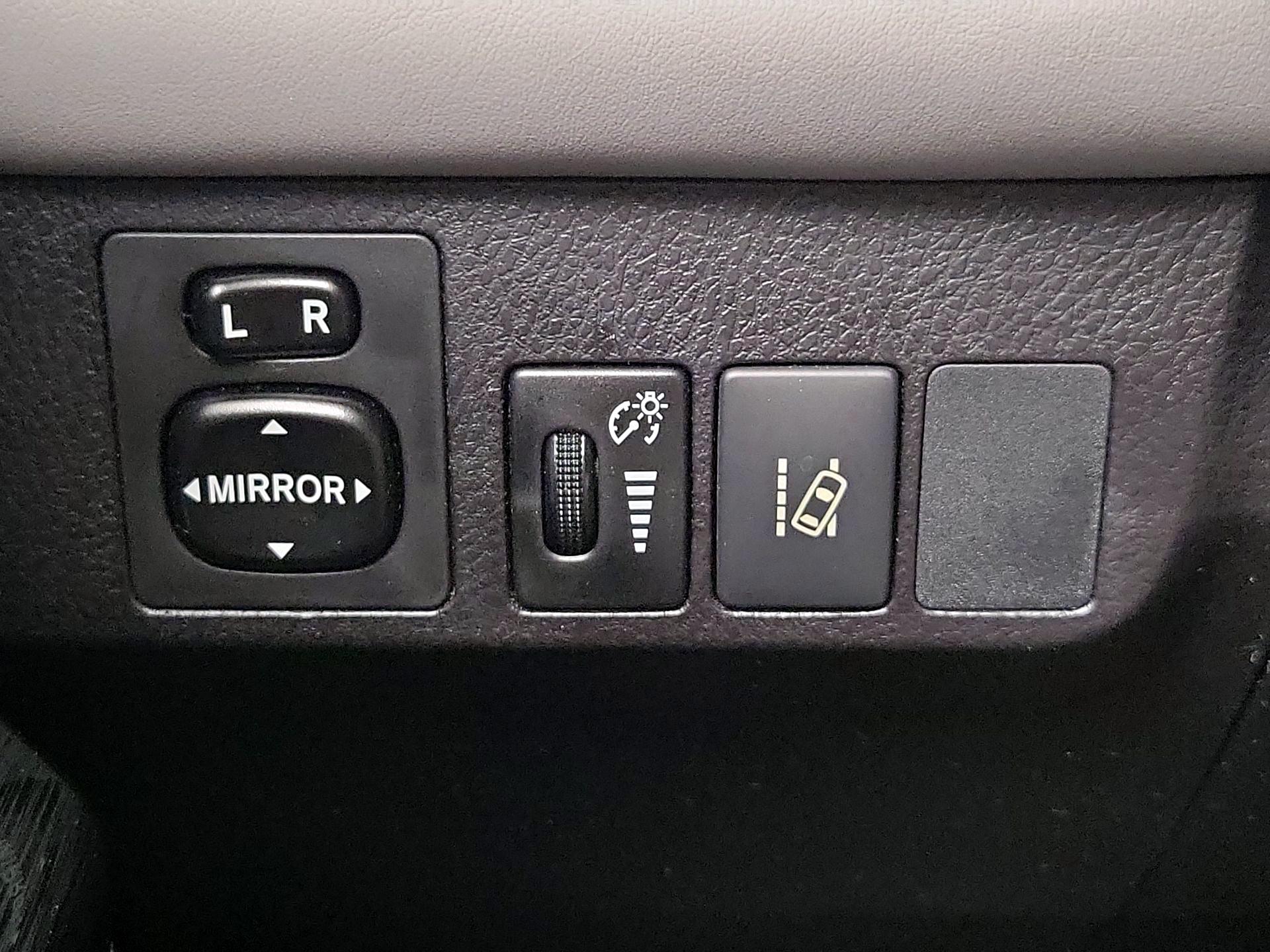 Thumbnail: 2018 Toyota RAV4 - 13