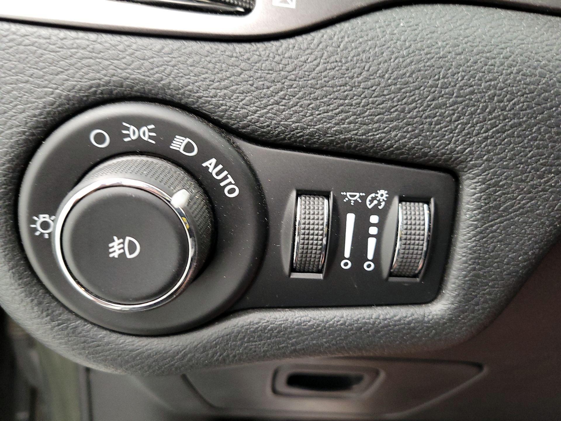 Thumbnail: 2019 Jeep Cherokee - 13