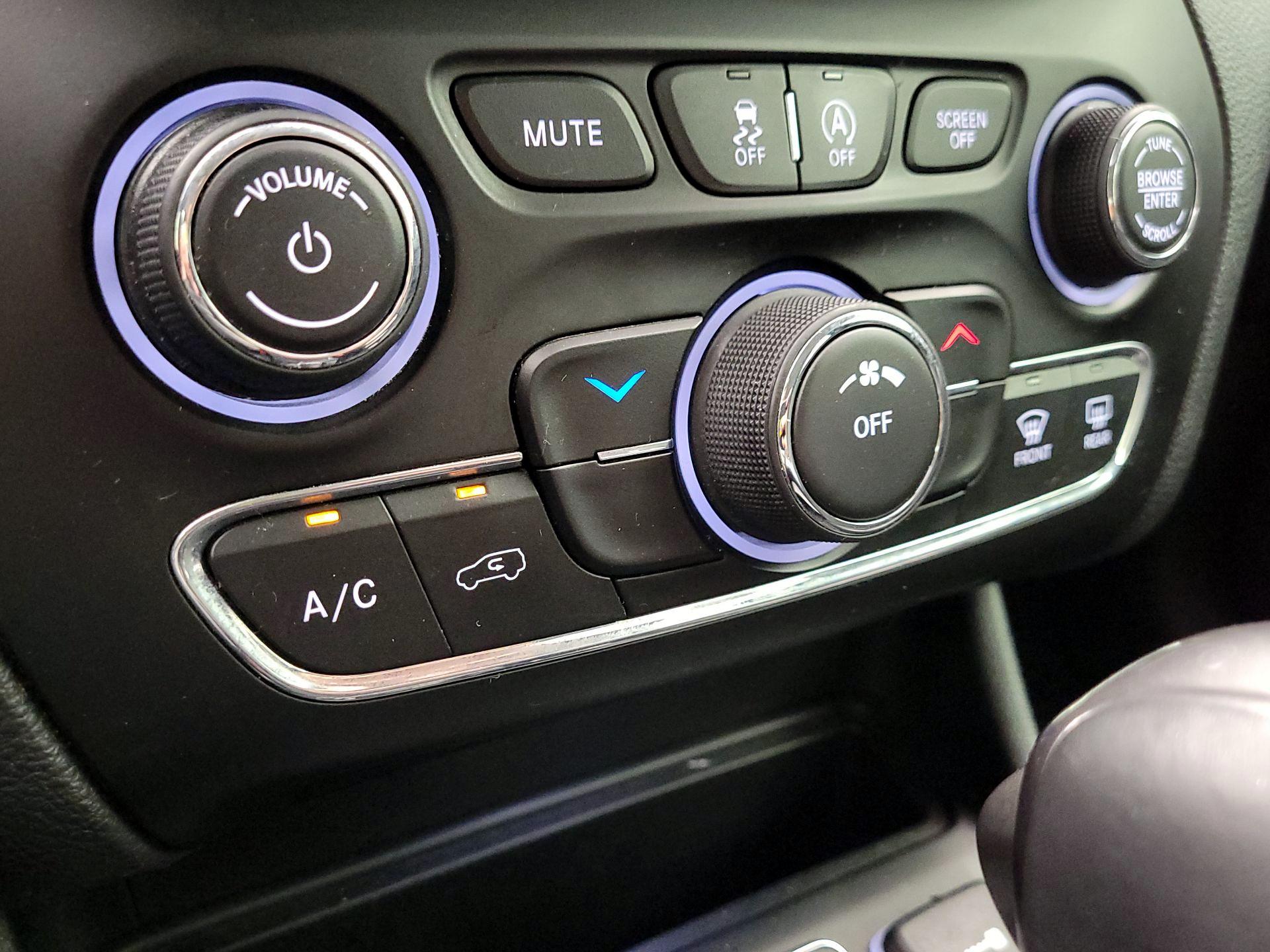 Thumbnail: 2019 Jeep Cherokee - 16