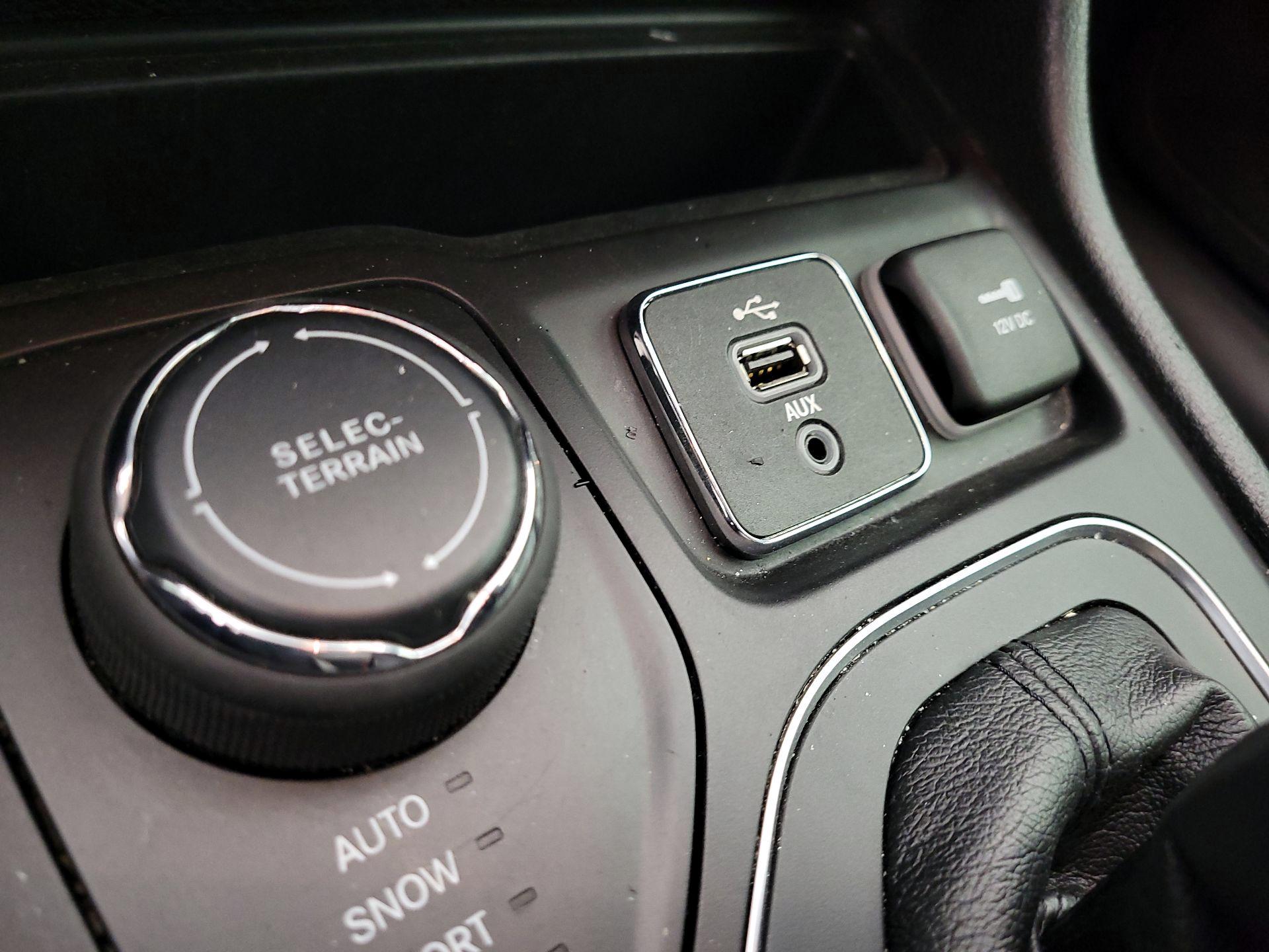 Thumbnail: 2019 Jeep Cherokee - 18