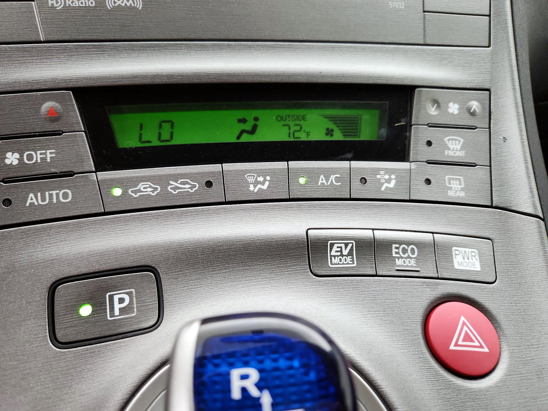Thumbnail: 2015 Toyota Prius - 17